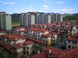 鴻威翡翠城一層帶院的房子多少錢