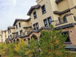 【鴻威翡翠城】疊拼別墅面積130-144平-公示